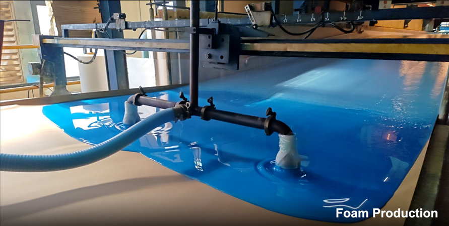 High-definition close-up of the foam production (foaming) process. Blue and white chemical precursors are being dispensed and mixed to create high-density foam for vacuum-compressed sofas. This visual supports our vertical integration narrative to guarantee on-time shipping for B2B buyers. High-definition close-up of the foam production (foaming) process. Blue and white chemical precursors are being dispensed and mixed to create high-density foam for vacuum-compressed sofas. This visual supports our vertical integration narrative to guarantee on-time shipping for B2B buyers.